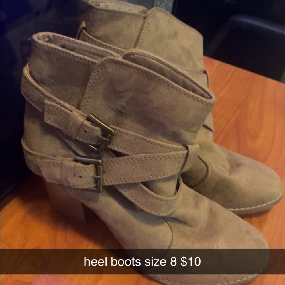 Short-heeled boots